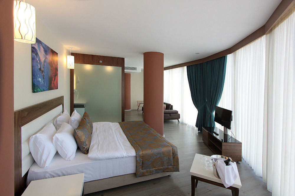 Forum Suite Otel Mersin  Exteriör bild